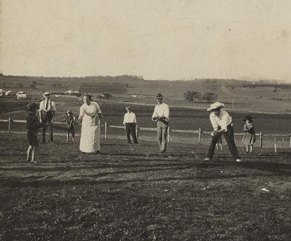 Game_of_rounders_on_Christmas_Day_at_Baroona,_Glamorgan_Vale,_1913